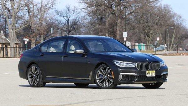 iSeeCars посочва, че BMW, подобно на Audi, предлага камера за паркиране като стандарт за флагманския си седан, но някои от функциите за безопасност са опционални. Това би могло да е една от причините баварският седан да се нарежда сравнително ниско в проучването със средно 48.7 дни на пазара.